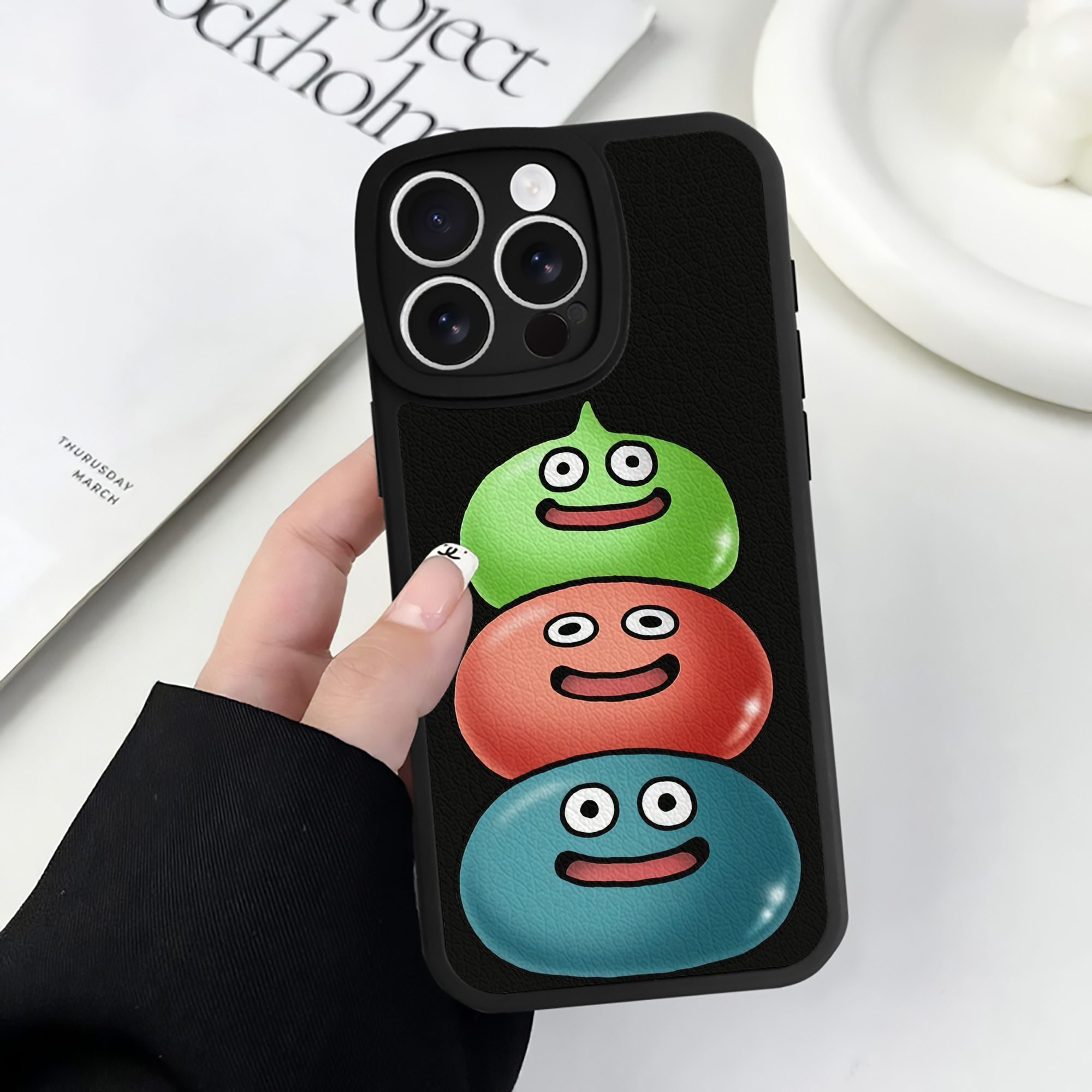 （画像用） ドラゴンクエスト Doragon Kuesuto Dragon Quest 【iPhone 16シリーズ対応】シリコンスマホケース（レザー調） 材質：シリコン